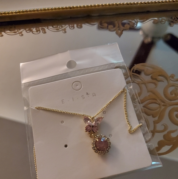 🦋Gorgeous Pink crystal butterfly necklace - Picture 5 of 6